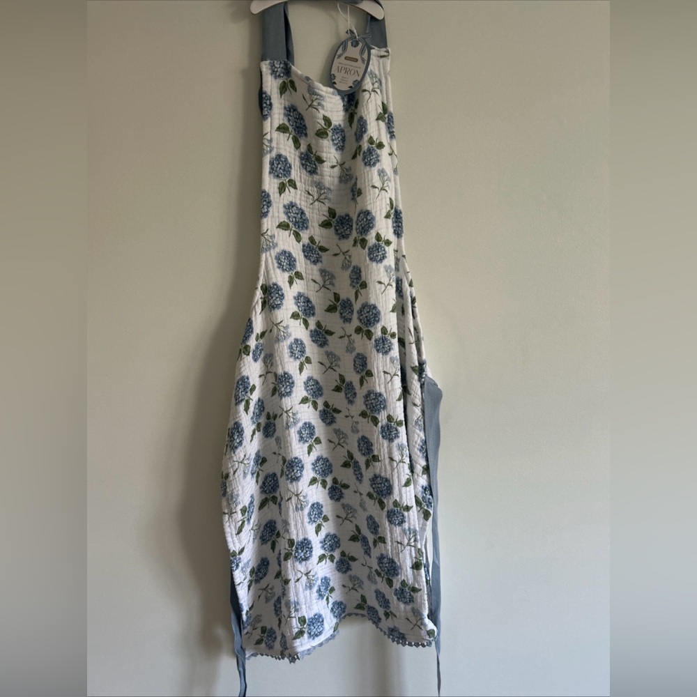 Envogue Apron White and Blue Hydrangeas New England Elegance NWT